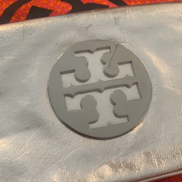 Tory Burch silver purse with chain dustbag - Picture 2 of 7